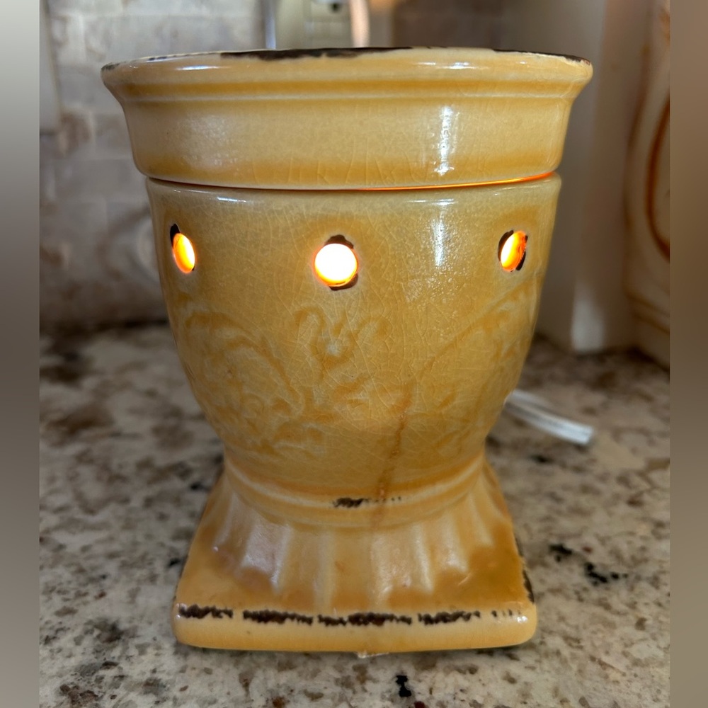 Scentsy Citron Warmer 💛